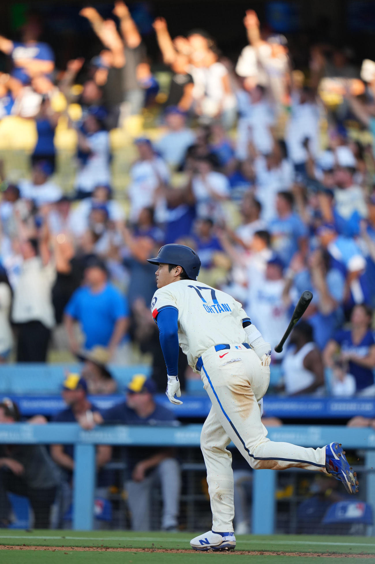 ドジャース対ブルワーズ　8回裏ドジャース1死、右中間へ本塁打を放つ大谷（撮影・横山健太）