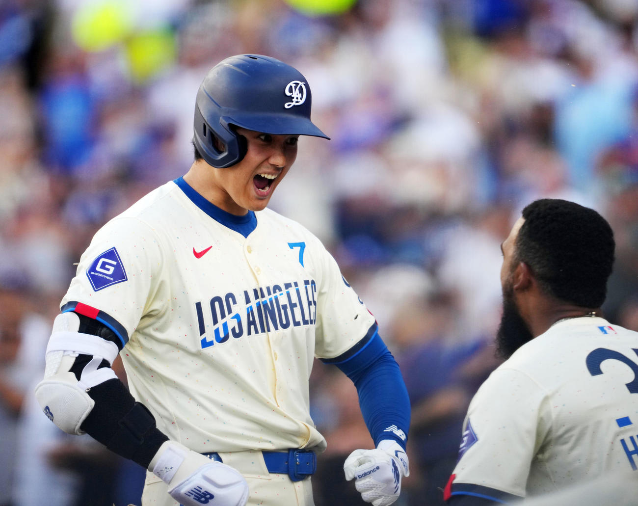ドジャース対ブルワーズ　8回裏ドジャース1死、右中間へ本塁打を放ちT・ヘルナンデス（右）と一緒に雄たけびを上げる大谷（撮影・横山健太）