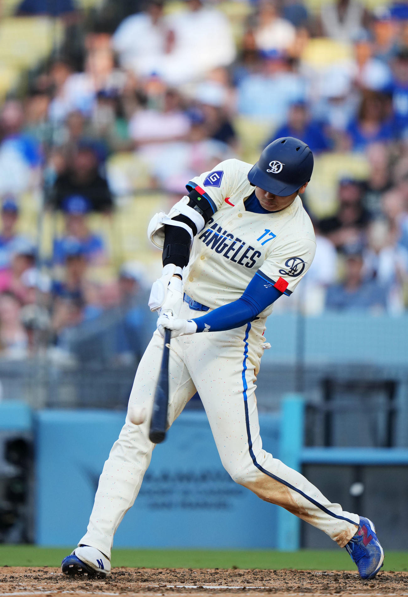 ドジャース対ブルワーズ　8回裏ドジャース1死、右中間へ本塁打を放つ大谷（撮影・横山健太）