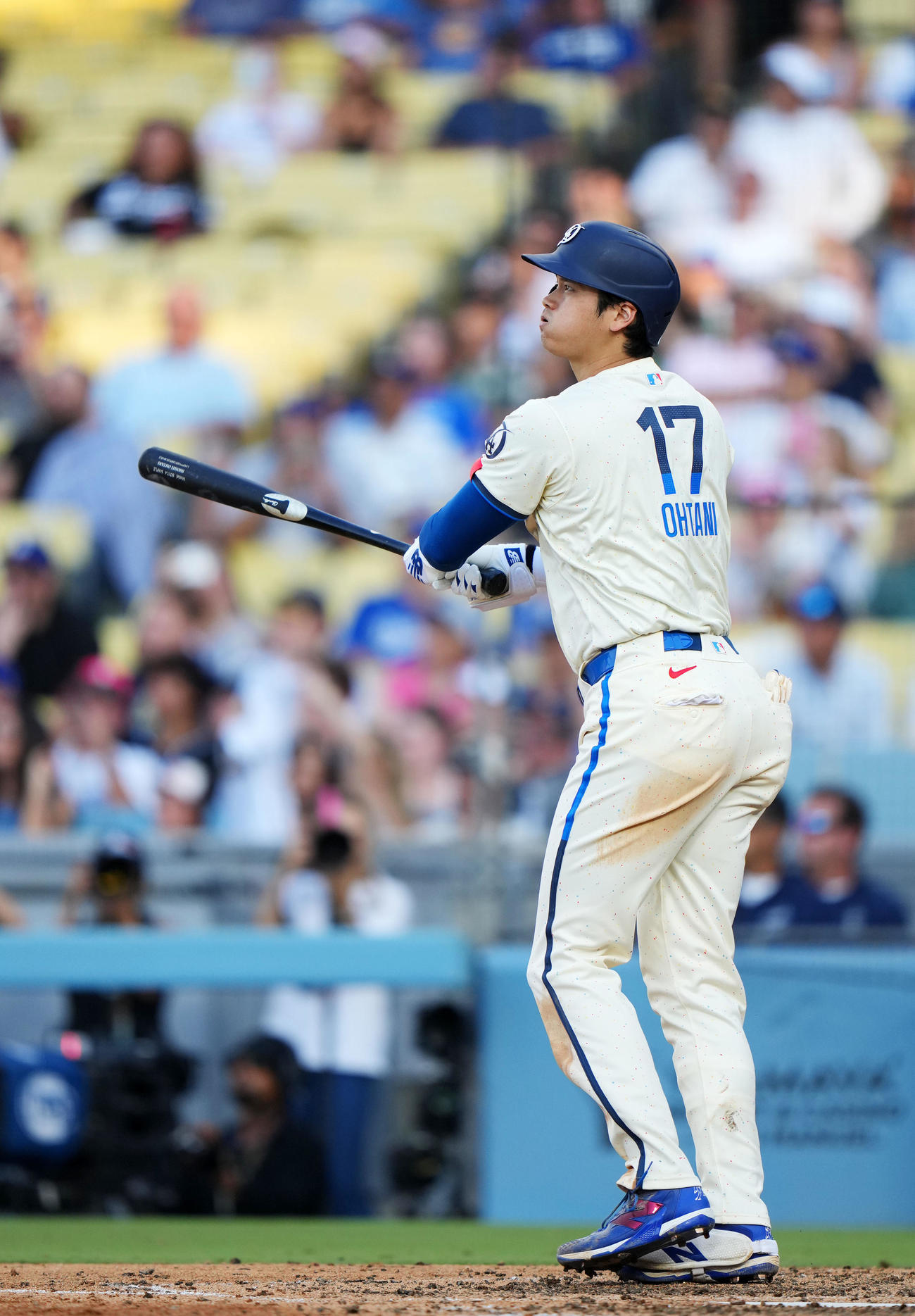 ドジャース対ブルワーズ　8回裏ドジャース1死、右中間へ本塁打を放つ大谷（撮影・横山健太）