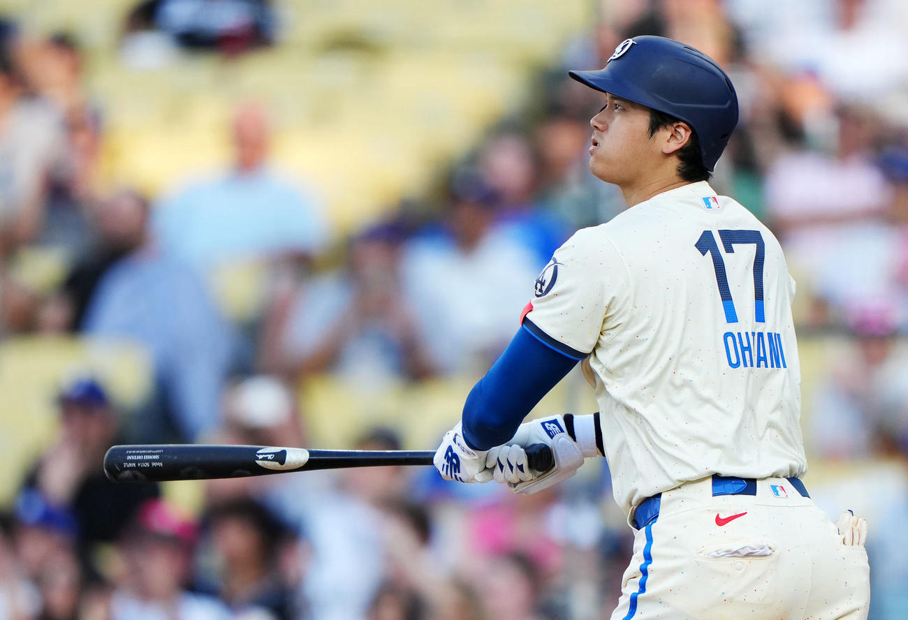 ドジャース対ブルワーズ　8回裏ドジャース1死、右中間へ本塁打を放つ大谷（撮影・横山健太）