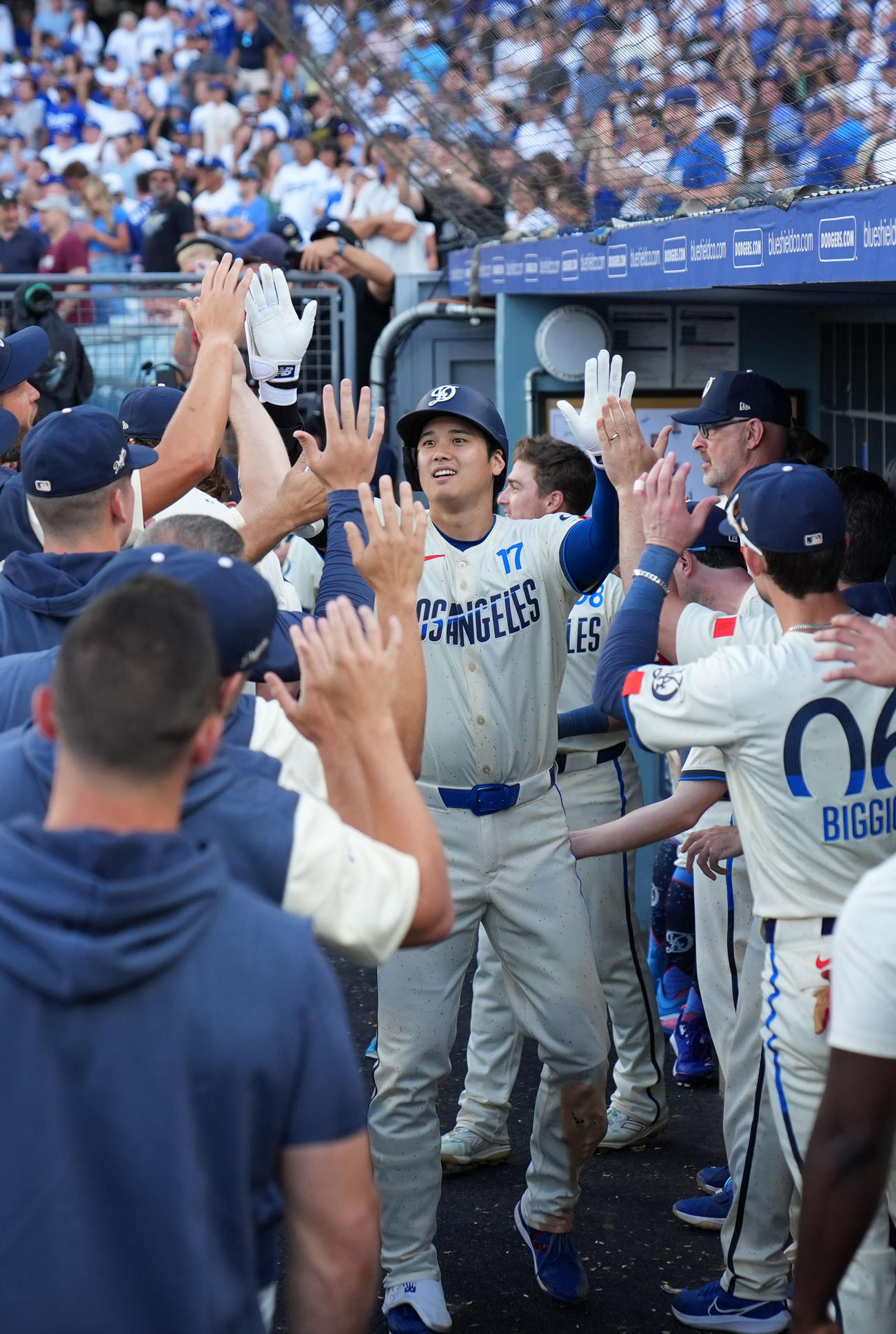 ドジャース対ブルワーズ　8回裏ドジャース1死、右中間へ本塁打を放ちタッチを交わす大谷（撮影・横山健太）