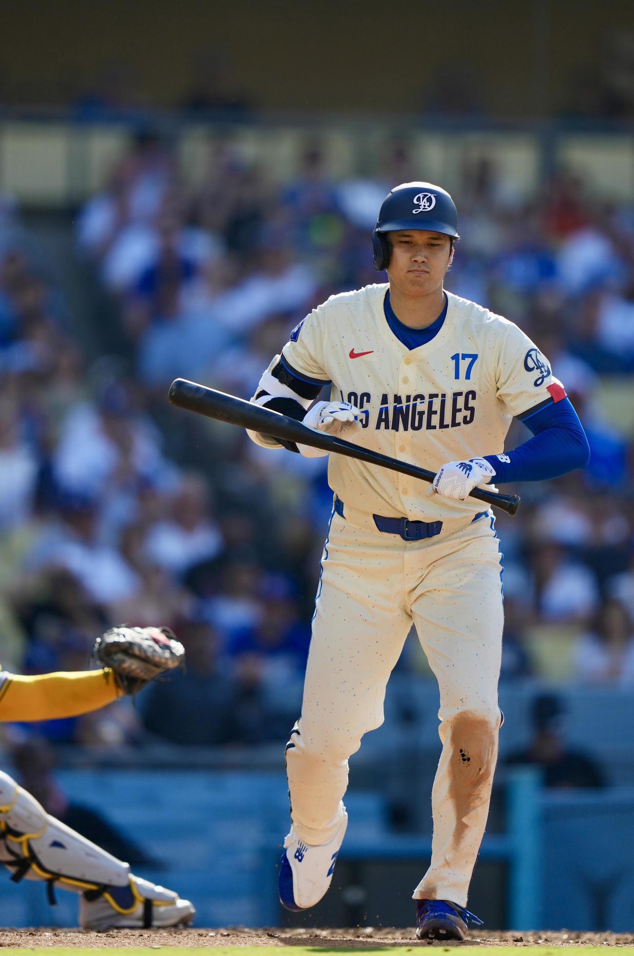 ドジャース対ブルワーズ　4回裏ドジャース1死一、二塁、四球で出塁する大谷（撮影・横山健太）