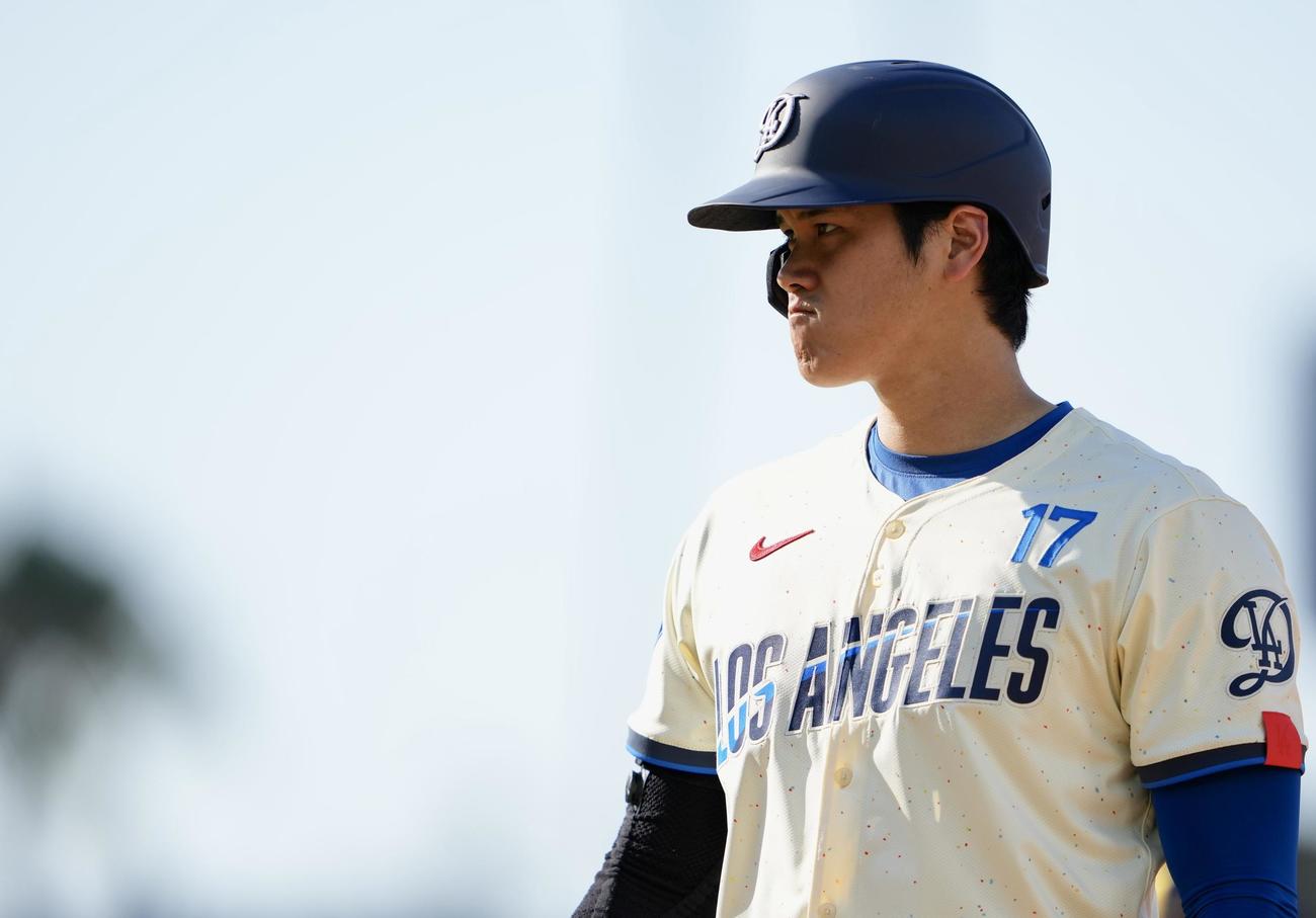 ドジャース対ブルワーズ　4回裏ドジャース1死一、二塁、四球で出塁する大谷（撮影・横山健太）