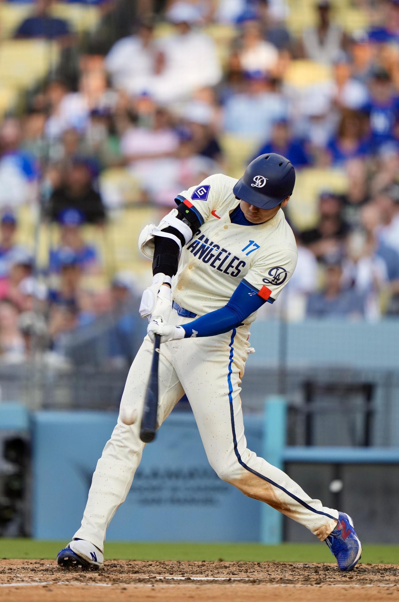 ドジャース対ブルワーズ　8回裏ドジャース1死、右中間へ本塁打を放つ大谷（撮影・横山健太）