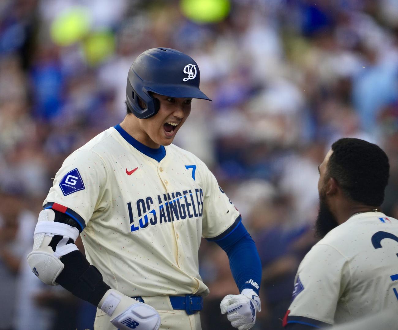 ドジャース対ブルワーズ　8回裏ドジャース1死、右中間へ本塁打を放ちほえる大谷（撮影・横山健太）