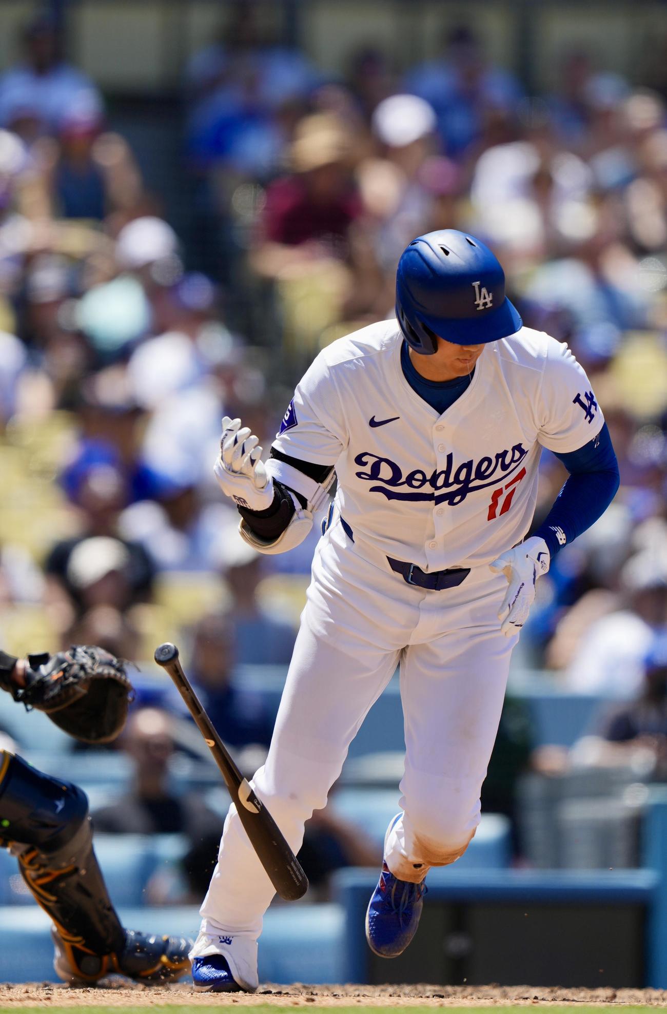 ドジャース対ブルワーズ　4回裏ドジャース2死一、二塁、ニゴロに倒れる大谷（撮影・横山健太）