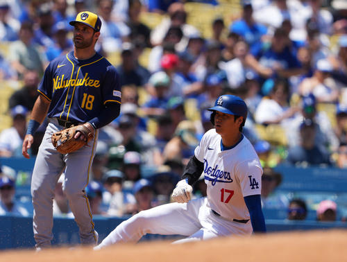 ドジャース対ブルワーズ 3回裏ドジャース2死一、二塁、三盗を決める大谷(撮影・横山健太)