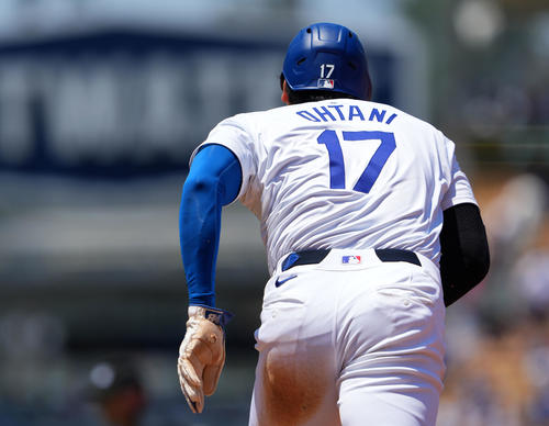 ドジャース対ブルワーズ 3回裏ドジャース2死一塁、二盗を決める大谷(撮影・横山健太)