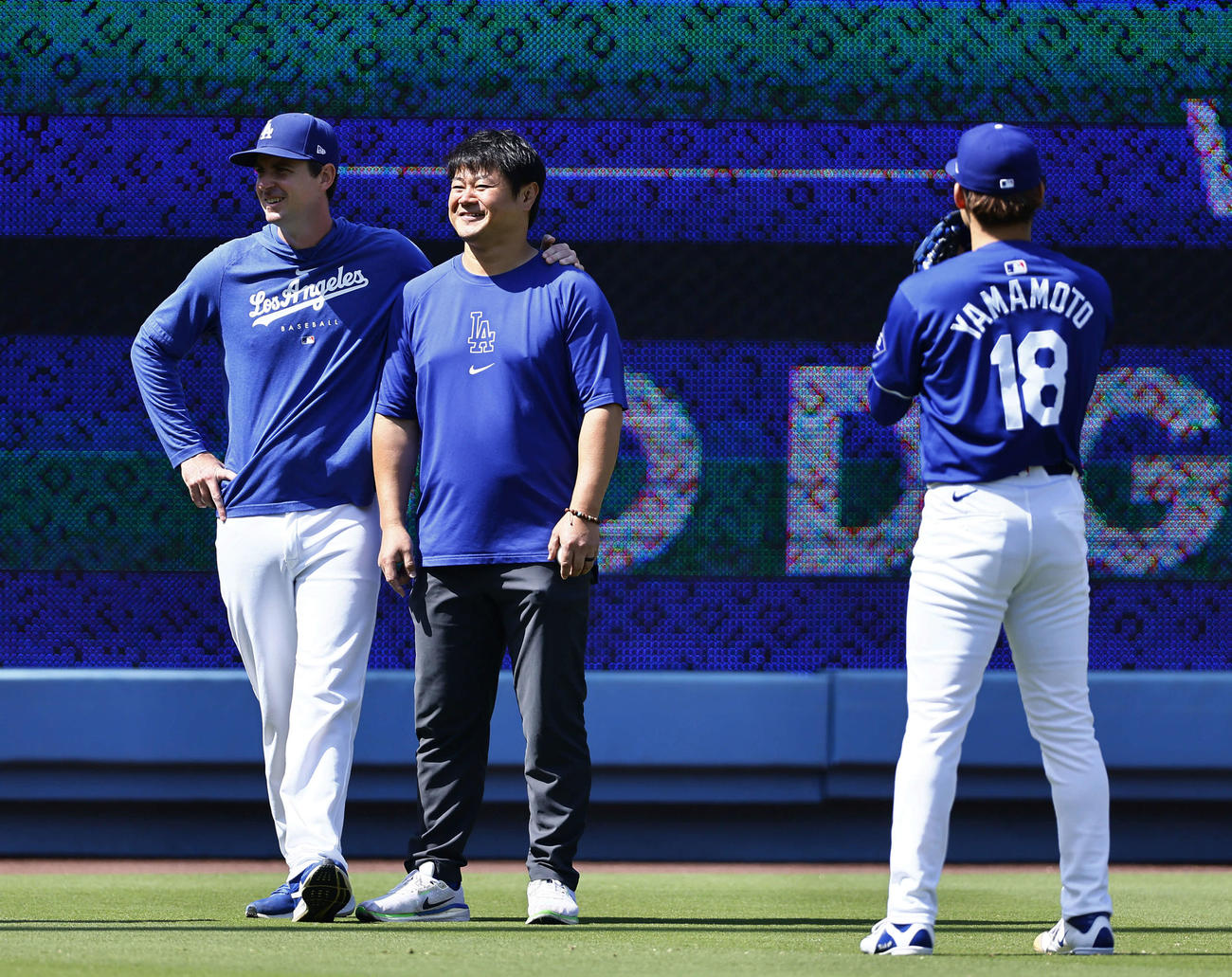 6月11日、コナー投手コーチ補佐と練習を見つめる山本の専属通訳園田氏（中央）