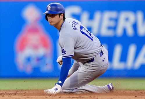 フィリーズ対ドジャース　3回表ドジャース2死一塁、二盗を決める大谷（撮影・横山健太）