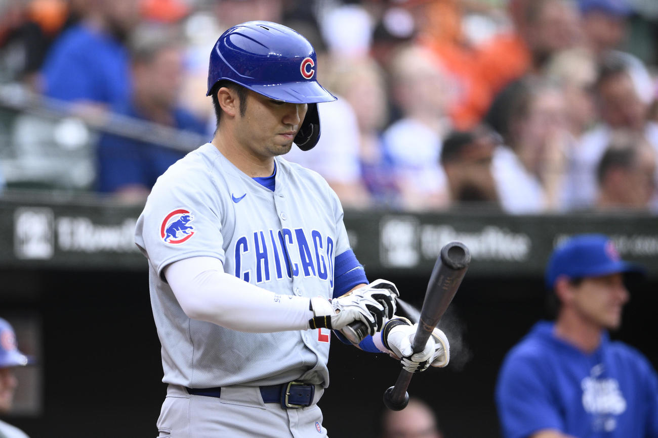 初回、バットにスプレーをかけるカブス鈴木誠也(AP)
