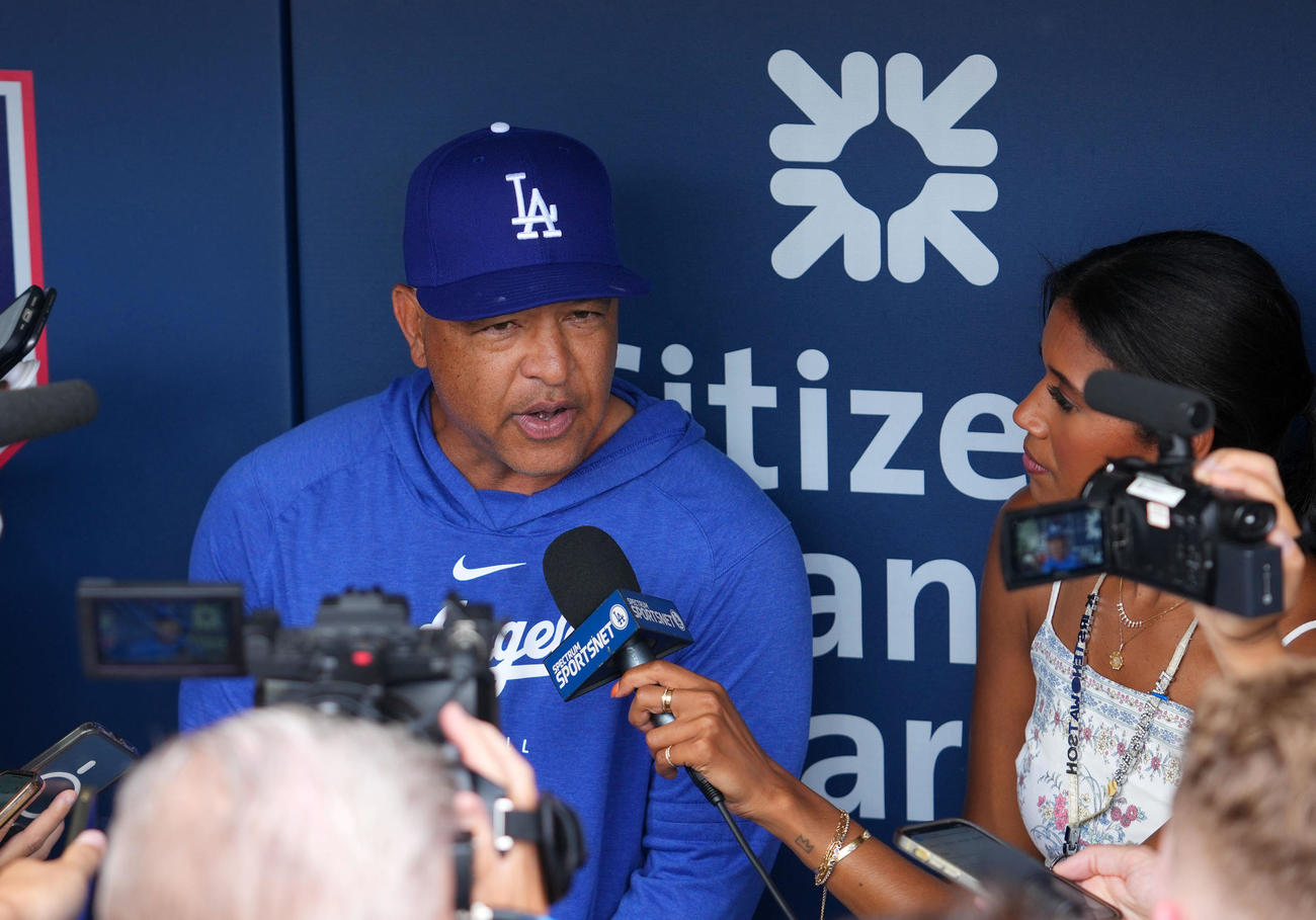 フィリーズ対ドジャース　試合前、取材に応じるドジャースのロバーツ監督（撮影・横山健太）