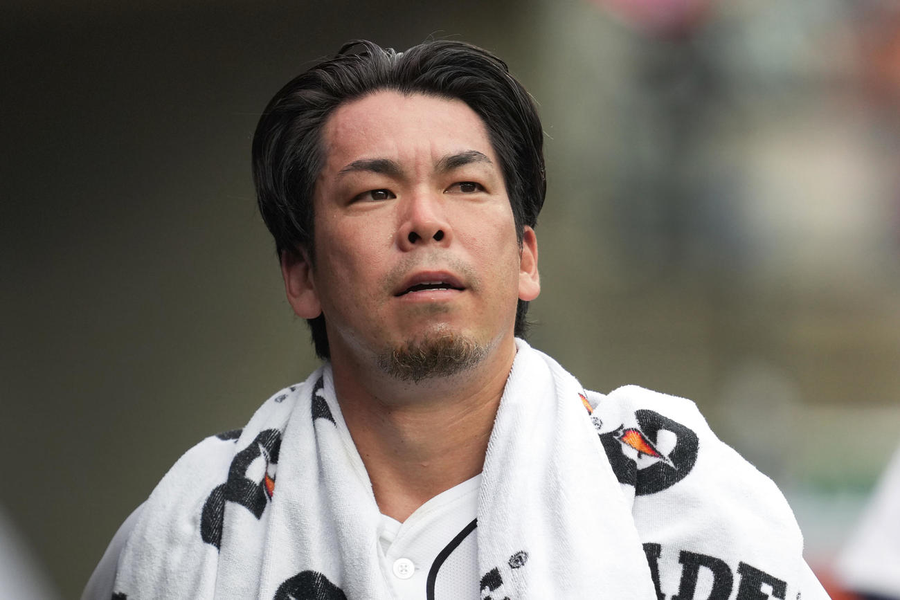 1回裏、ダッグアウトから観戦する前田健太（AP）