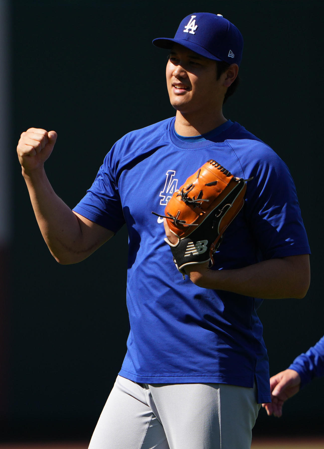 フィリーズ対ドジャース　キャッチボールを終えタッチを交わすドジャース大谷（撮影・横山健太）