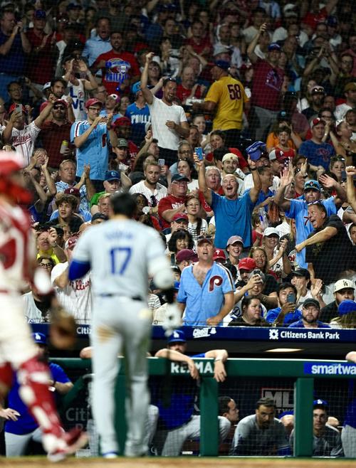 フィリーズ対ドジャース　7回表ドジャース1死一、三塁、大谷が三振に倒れ歓喜するフィリーズファン（撮影・横山健太）