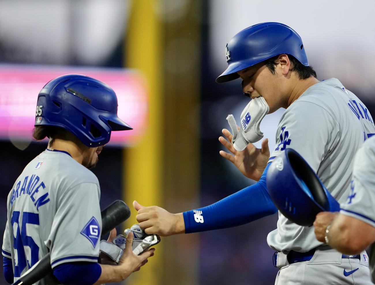 フィリーズ対ドジャース　5回表ドジャース1死一、三塁、中前適時打を放ち出塁する大谷（撮影・横山健太）