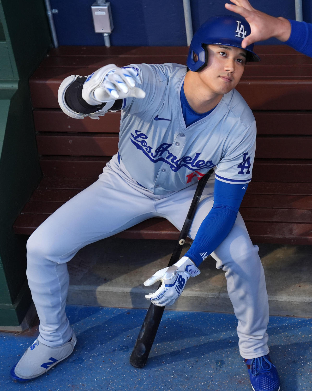 フィリーズ対ドジャース　試合開始前、ベンチでタッチを交わすドジャース大谷（撮影・横山健太）