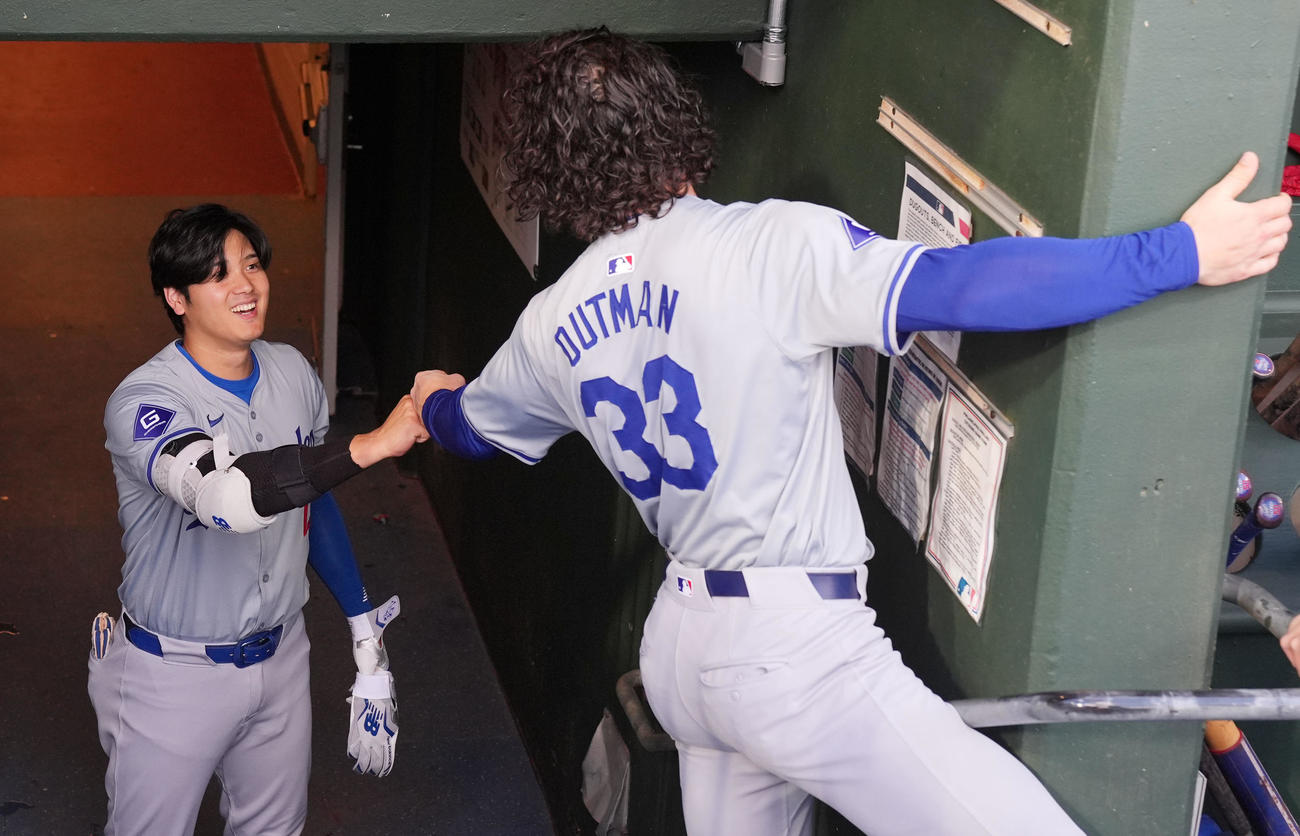 フィリーズ対ドジャース　試合前、ドジャースのアウトマン（右）が階段から落ちそうになり驚いた表情を見せる大谷（撮影・横山健太）