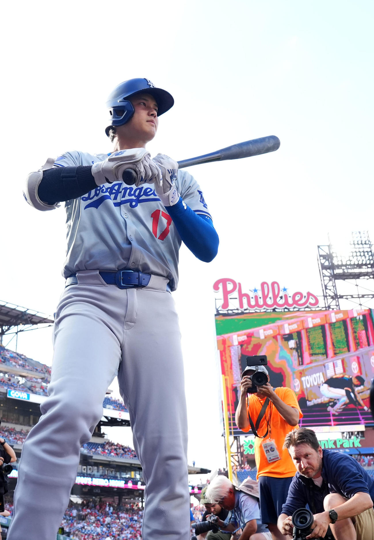 フィリーズ対ドジャース　試合開始前、打席に向かうドジャース大谷（撮影・横山健太）