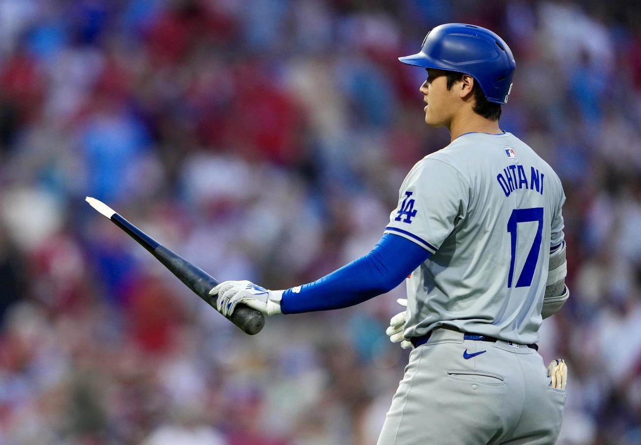 フィリーズ対ドジャース　7回表ドジャース2死一塁、ニゴロに倒れ、折れたバットを手に取る大谷（撮影・横山健太）