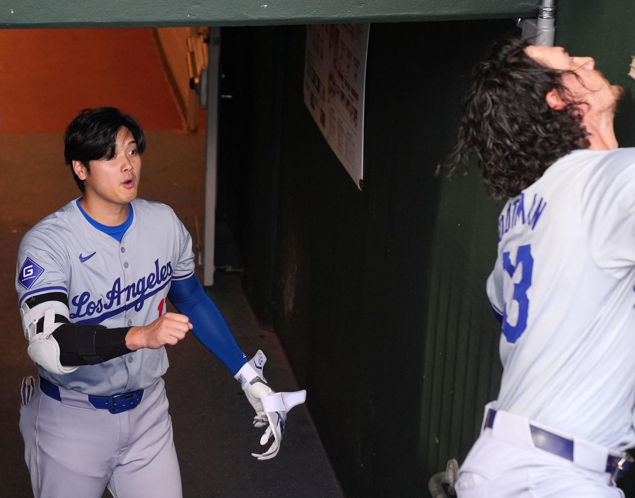 フィリーズ対ドジャース　試合前、ドジャースのアウトマン（右）が階段から落ちそうになり驚いた表情を見せる大谷（撮影・横山健太）