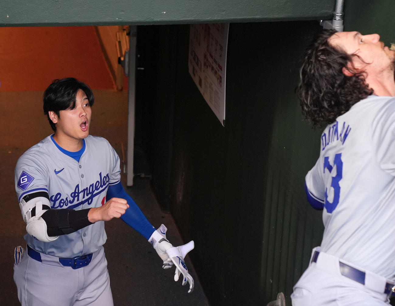 フィリーズ対ドジャース　試合前、ドジャースのアウトマン（右）が階段から落ちそうになり驚いた表情を見せる大谷（撮影・横山健太）