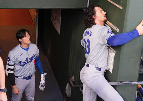 フィリーズ対ドジャース　試合前、ドジャースのアウトマン（右）が階段から落ちそうになり驚いた表情を見せる大谷（撮影・横山健太）