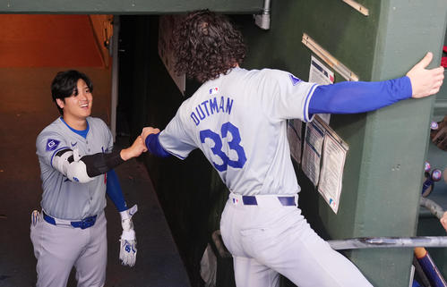 フィリーズ対ドジャース　試合前、ドジャースのアウトマン（右）が階段から落ちそうになり驚いた表情を見せる大谷（撮影・横山健太）