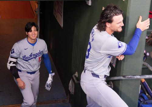 フィリーズ対ドジャース　試合前、ドジャースのアウトマン（右）が階段から落ちそうになり驚いた表情を見せる大谷（撮影・横山健太）