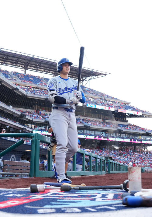 フィリーズ対ドジャース　試合開始前、打席に向かうドジャース大谷（撮影・横山健太）