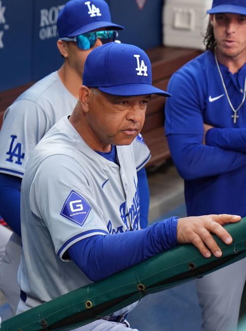 フィリーズ対ドジャース　試合開始前、グラウンドを見つめるドジャースのロバーツ監督（撮影・横山健太）