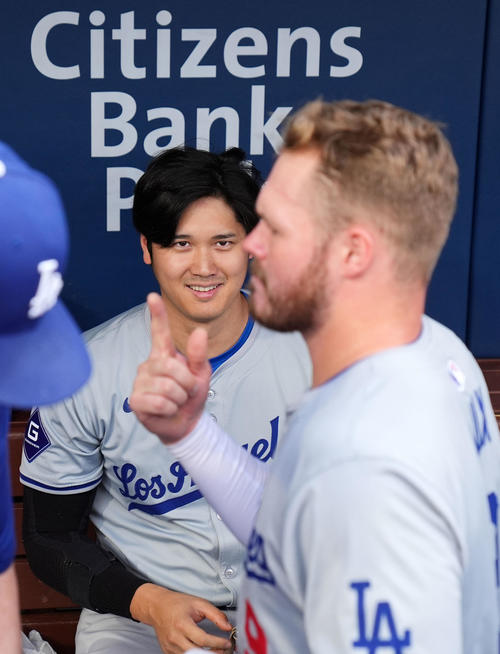 フィリーズ対ドジャース　試合前、ドジャースのギャビン・ラックスを笑顔で見つめる大谷（撮影・横山健太）