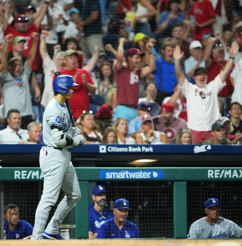 フィリーズ対ドジャース　フィリーズに敗れ引き揚げるドジャース大谷（撮影・横山健太）