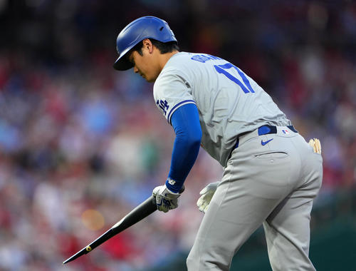 フィリーズ対ドジャース　7回表ドジャース2死一塁、二ゴロに倒れ、折れたバットを手に取る大谷（撮影・横山健太）