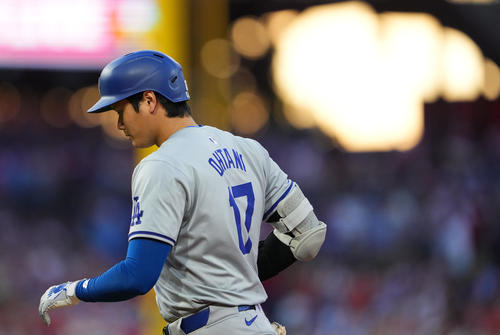 フィリーズ対ドジャース　7回表ドジャース2死一塁、バットを折られ二ゴロに倒れ肩を落とす大谷（撮影・横山健太）