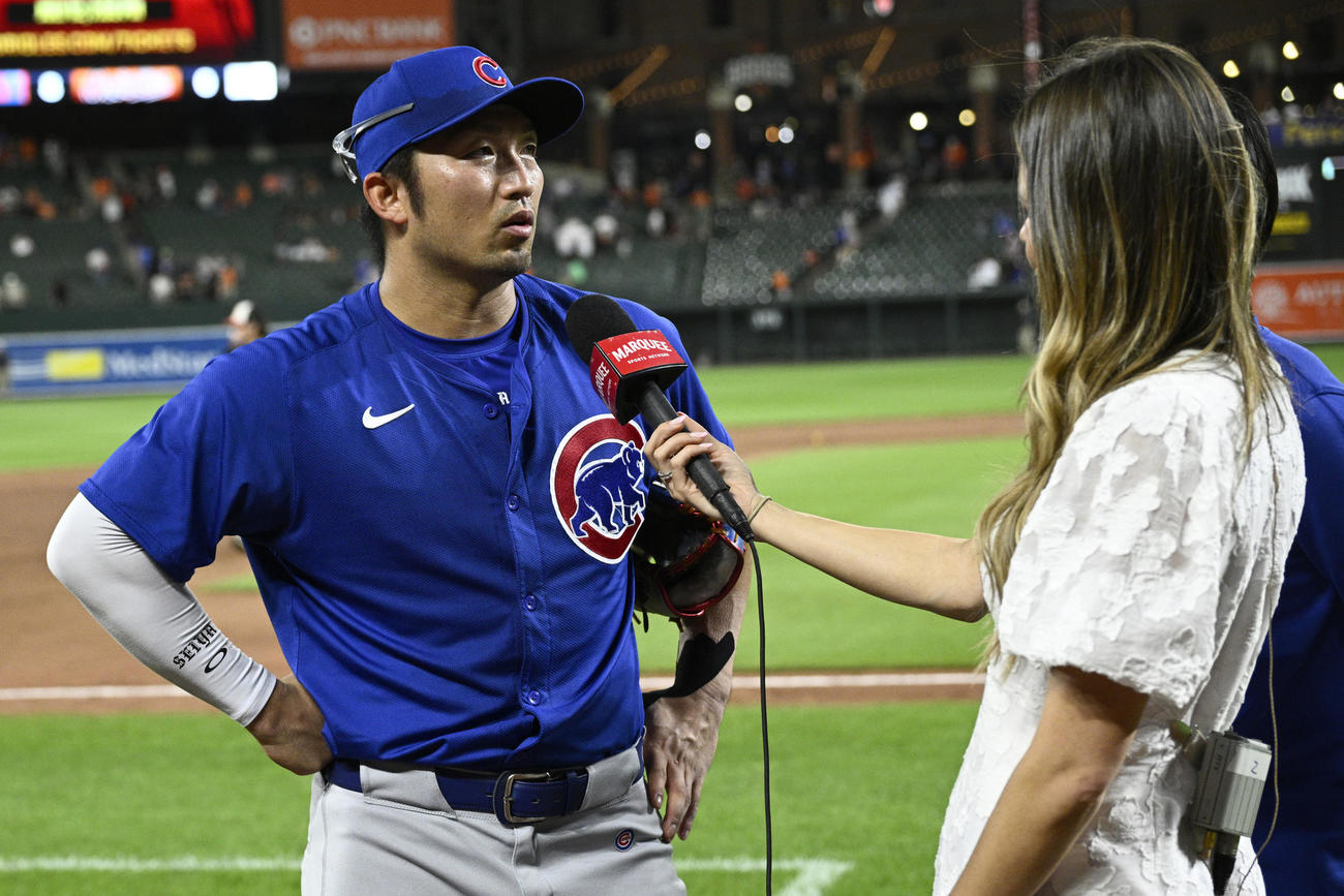インタビューを受けるカブス鈴木誠也（AP）