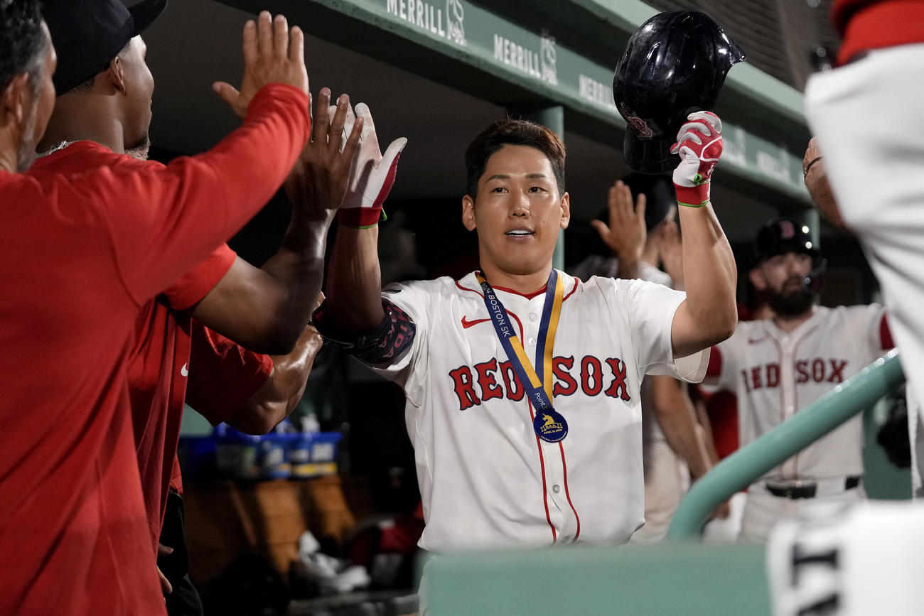 レッドソックス対アスレチックス　6回に2ランを放ちチームメートに祝福される吉田正尚（AP）