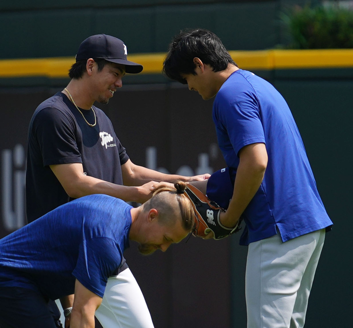 タイガース対ドジャース　試合前、あいさつを交わすタイガース前田（左）とドジャース大谷（撮影・横山健太）