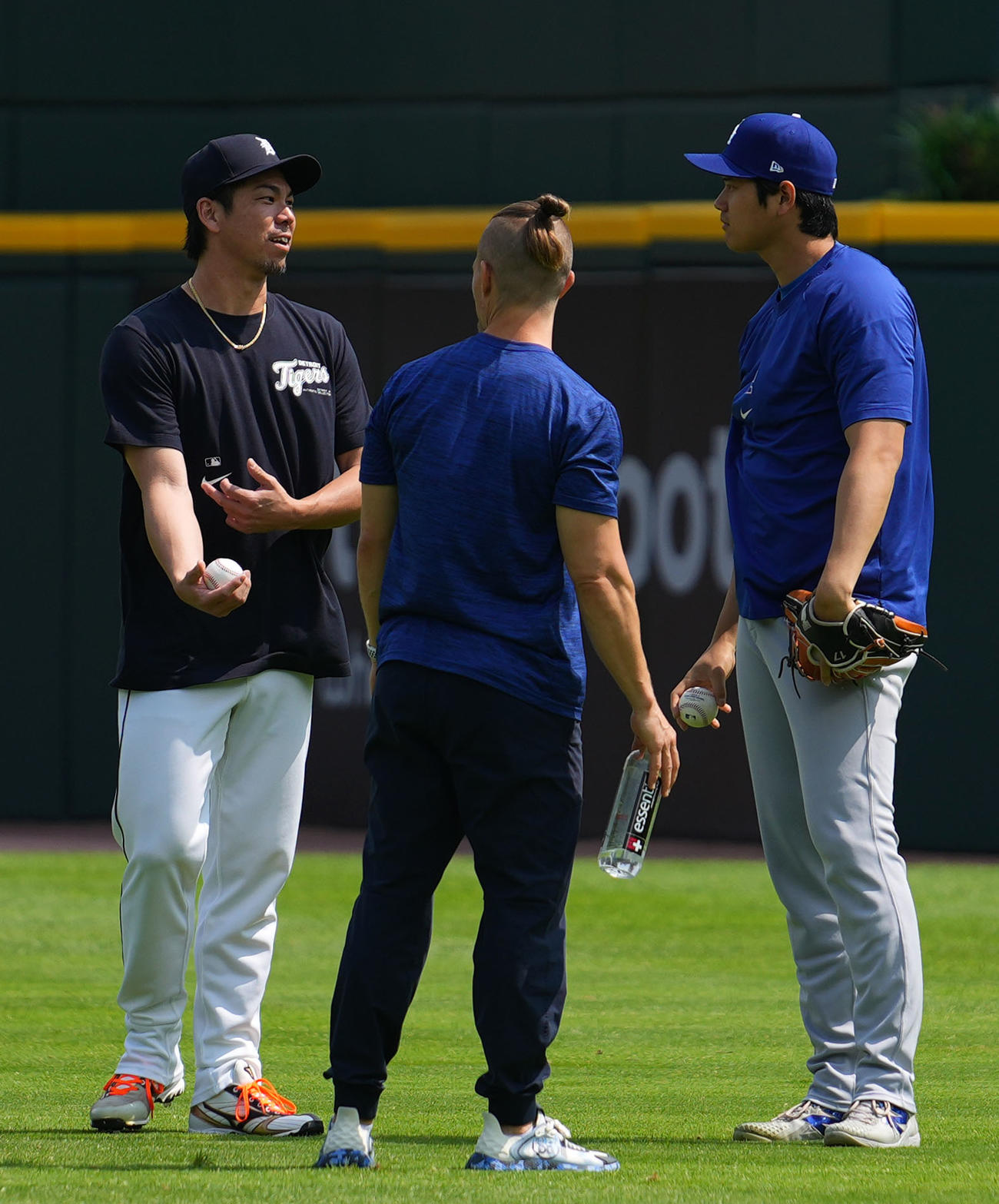 タイガース対ドジャース　試合前、言葉を交わすタイガース前田（左）とドジャース大谷（撮影・横山健太）