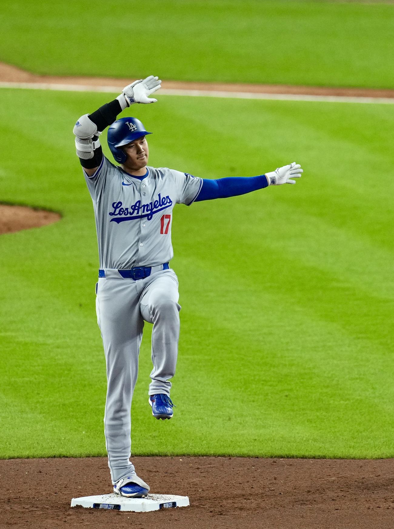 タイガース対ドジャース　9回表ドジャース2死一、三塁、中越え適時二塁打を放ちポーズを決める大谷（撮影・横山健太）