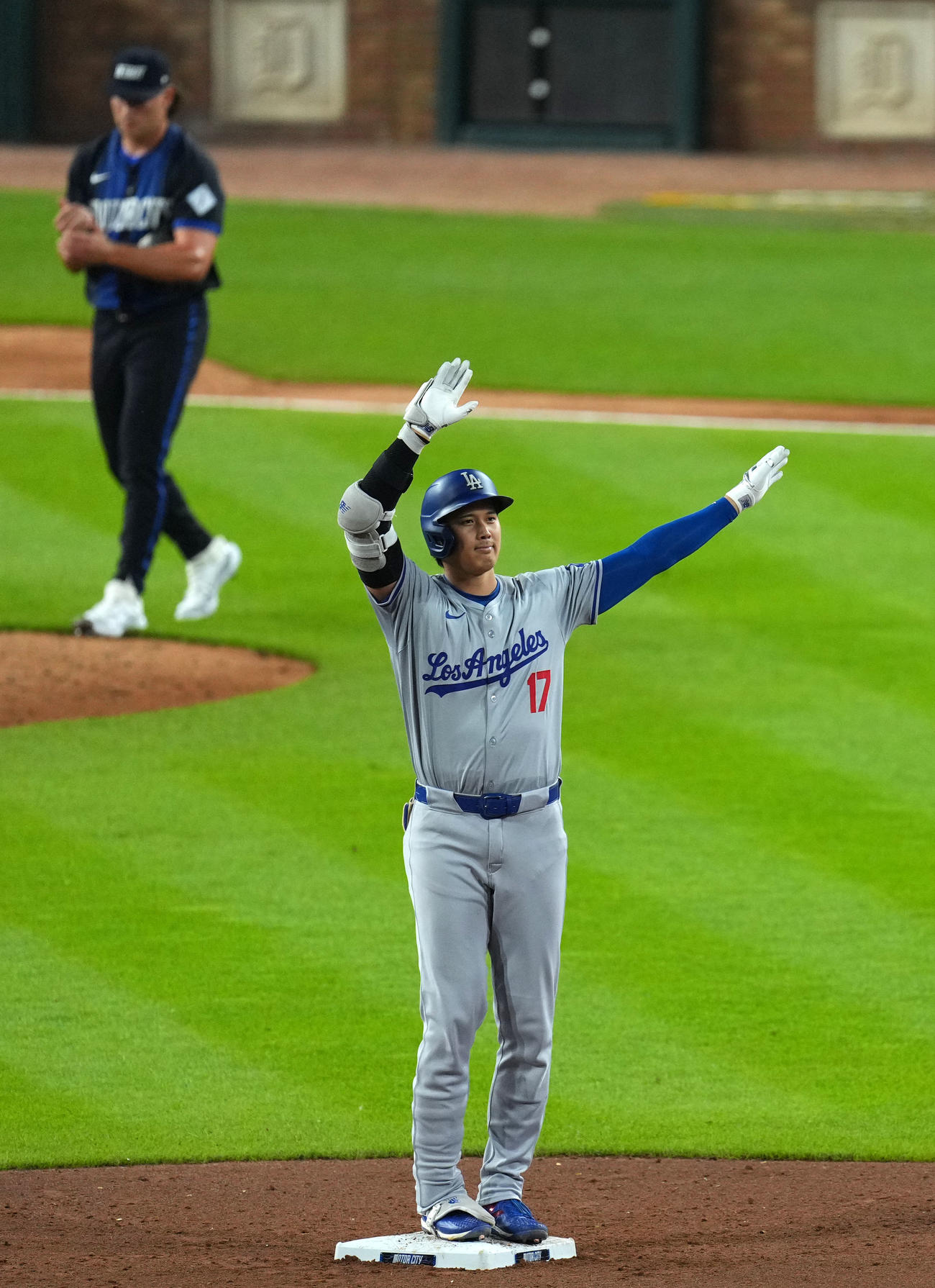タイガース対ドジャース　9回表ドジャース2死一、三塁、中越え適時二塁打を放ちポーズをする大谷（撮影・横山健太）