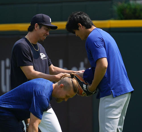 タイガース対ドジャース　試合前、あいさつを交わすタイガース前田（左）とドジャース大谷（撮影・横山健太）