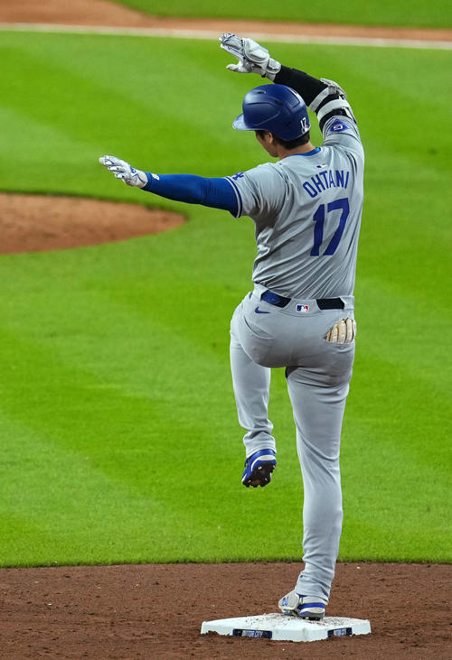 タイガース対ドジャース　9回表ドジャース2死一、三塁、中越え適時二塁打を放ちポーズをする大谷（撮影・横山健太）