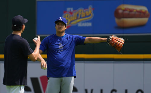 タイガース対ドジャース　試合前、言葉を交わすタイガース前田（左）とドジャース大谷（撮影・横山健太）