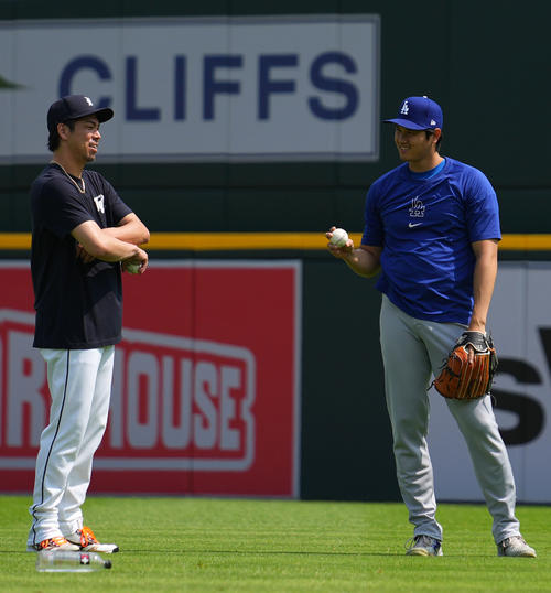 タイガース対ドジャース　試合前、言葉を交わすタイガース前田（左）とドジャース大谷（撮影・横山健太）