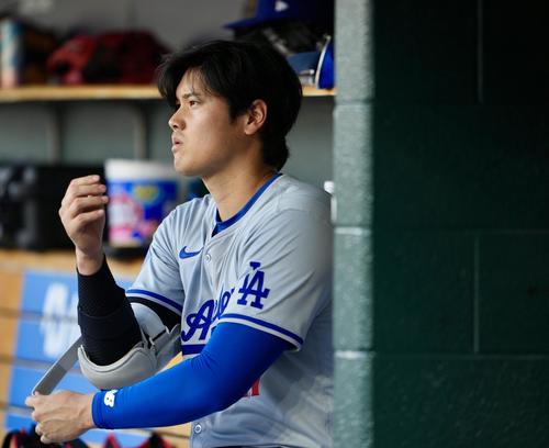 タイガース対ドジャース　1回表ドジャース無死、三ゴロに倒れベンチへ引きあげる大谷（撮影・横山健太）