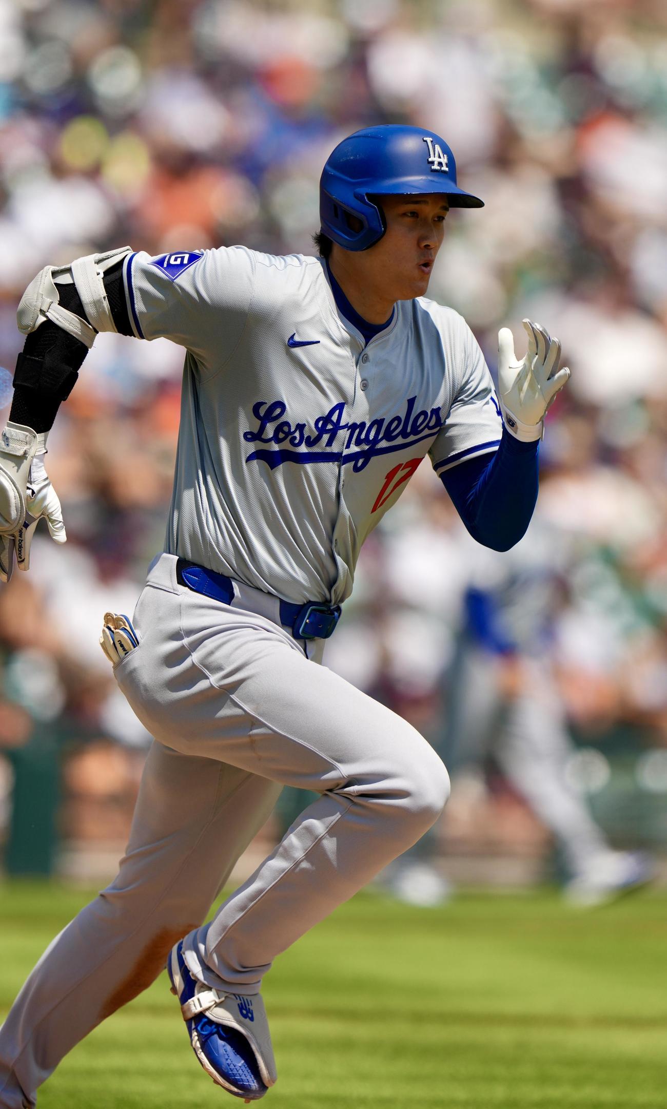 タイガース対ドジャース　6回表ドジャース無死一、三塁、二ゴロを放つ大谷（撮影・横山健太）