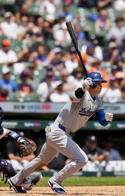 タイガース対ドジャース 6回表ドジャース無死一、三塁、二ゴロを放つ大谷(撮影・横山健太)