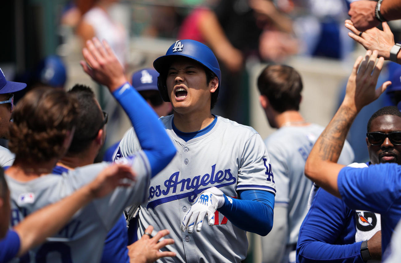 タイガース対ドジャース　5回表ドジャース無死、米国通算200号となる右越え本塁打を放ちゴジラポーズをする大谷（撮影・横山健太）